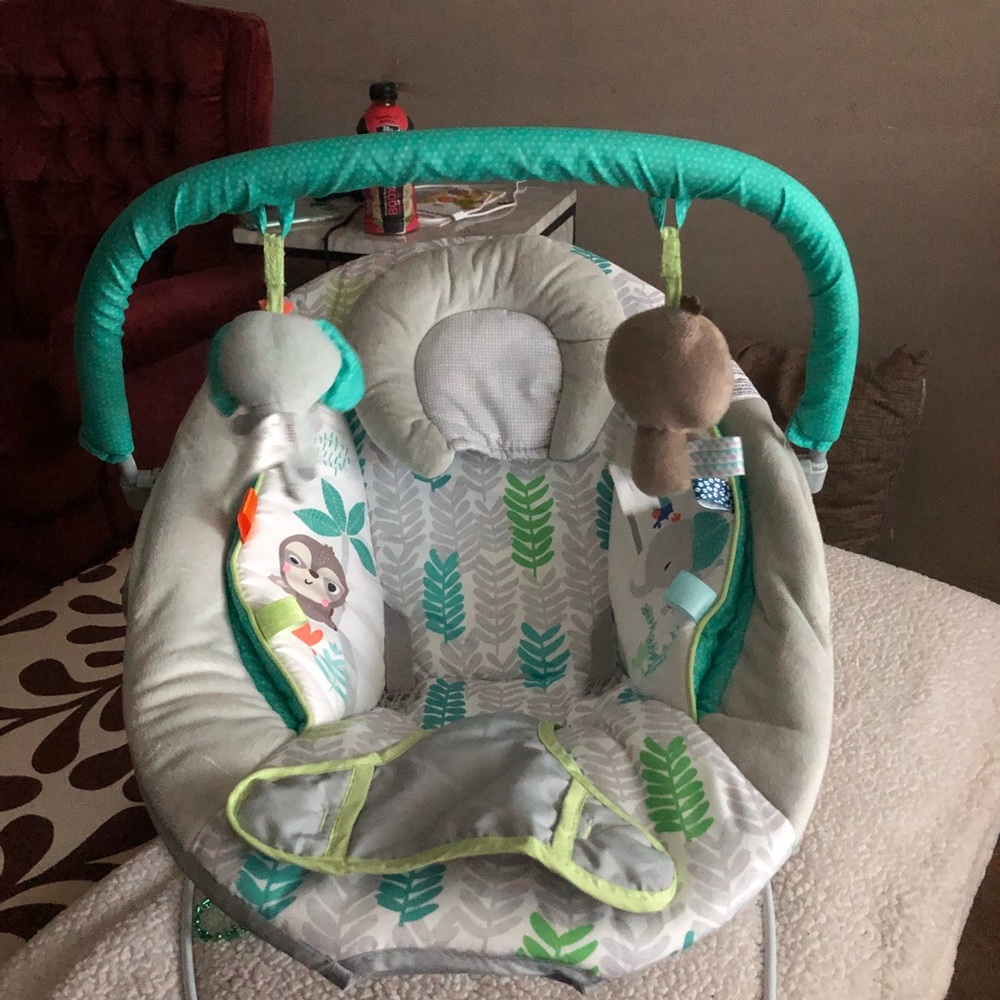 Baby bouncy chair (music/ vibrates)